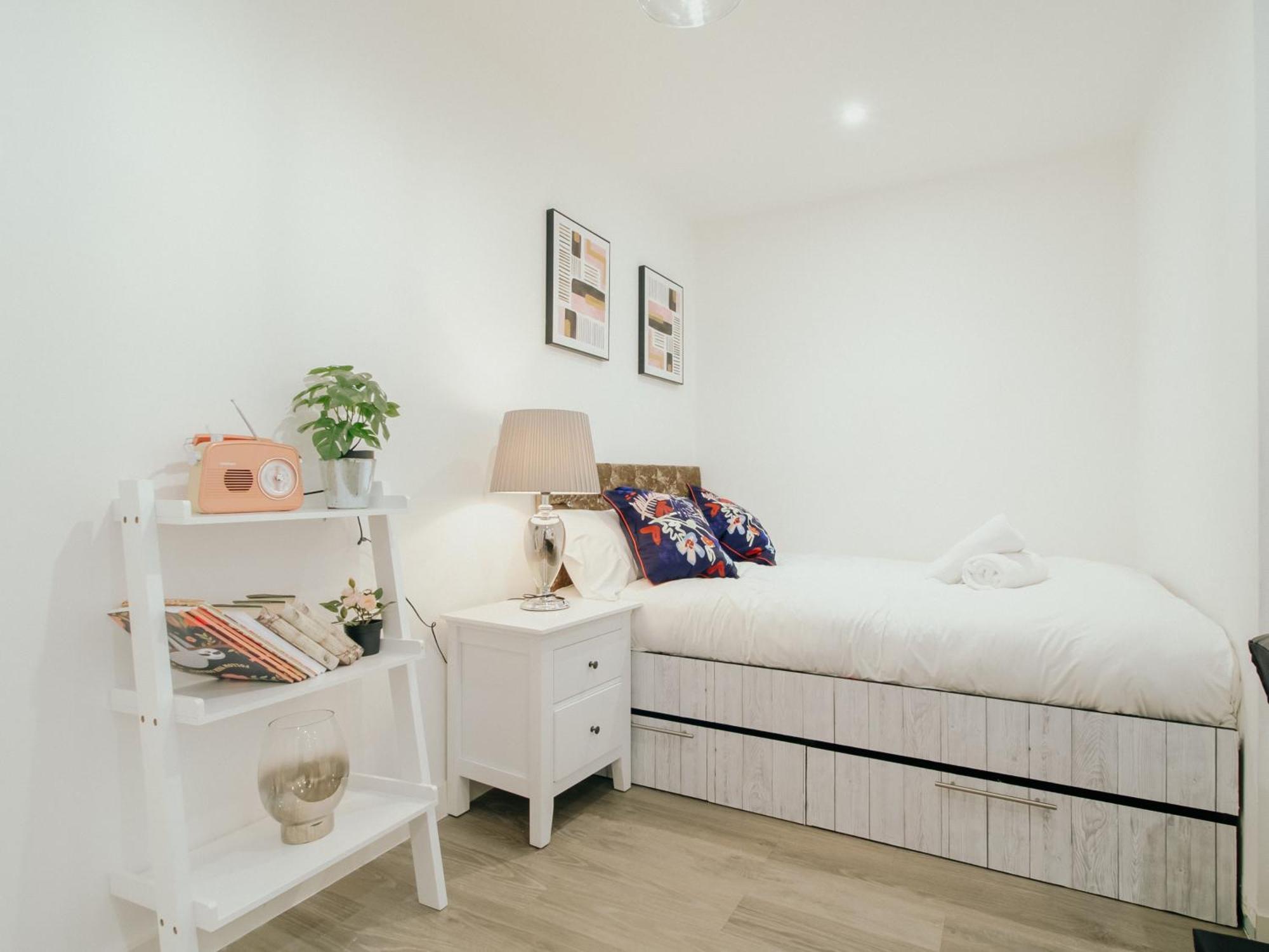 Lovely Triple In Centre Apartment *
