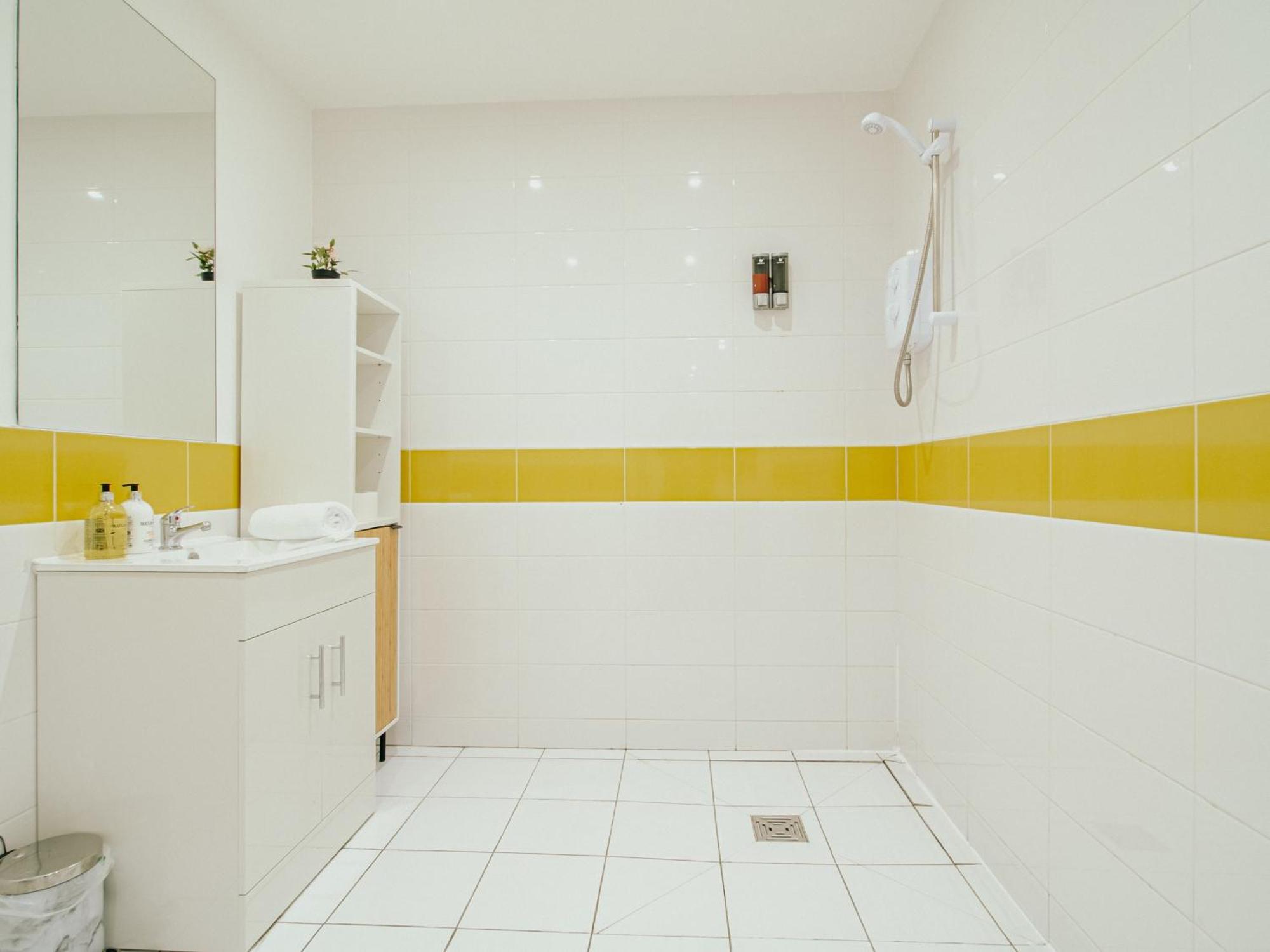Lovely Triple In Centre Apartment